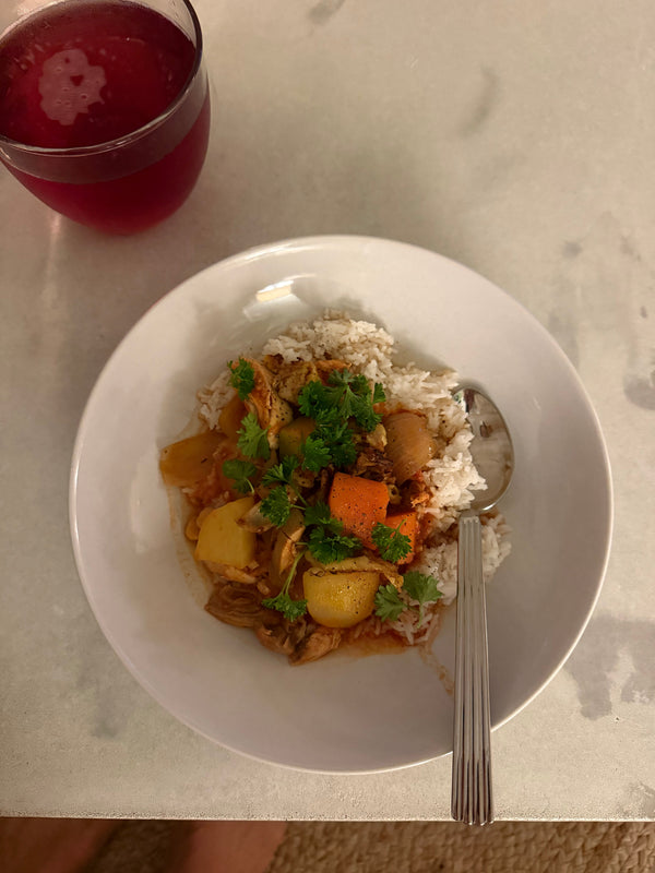 Grydekylling med tomatsauce, kikærter, citronsalt og rodfrugter