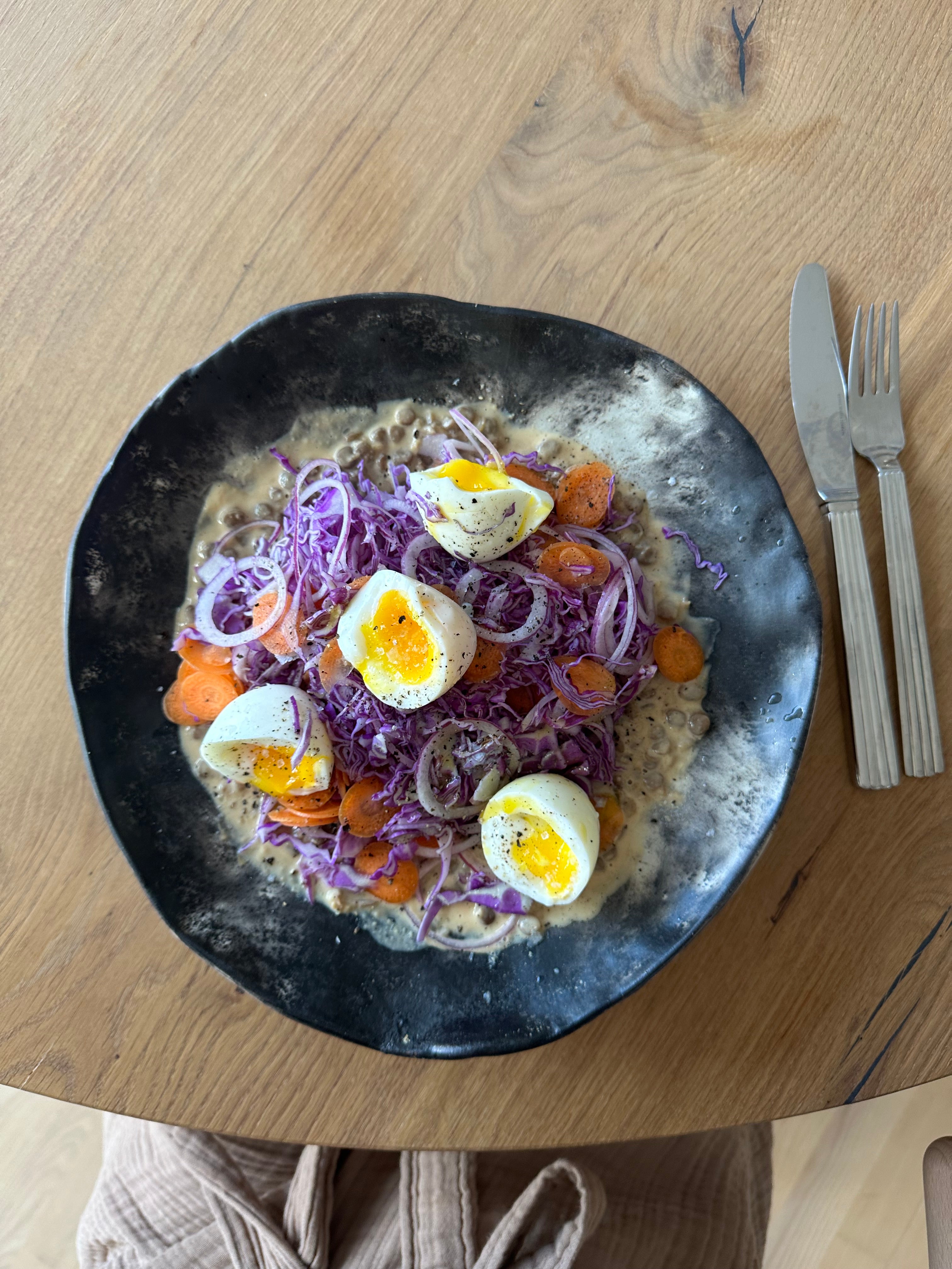 Æg med bønner, grønt og peanutbutter dressing MonDay Bliss