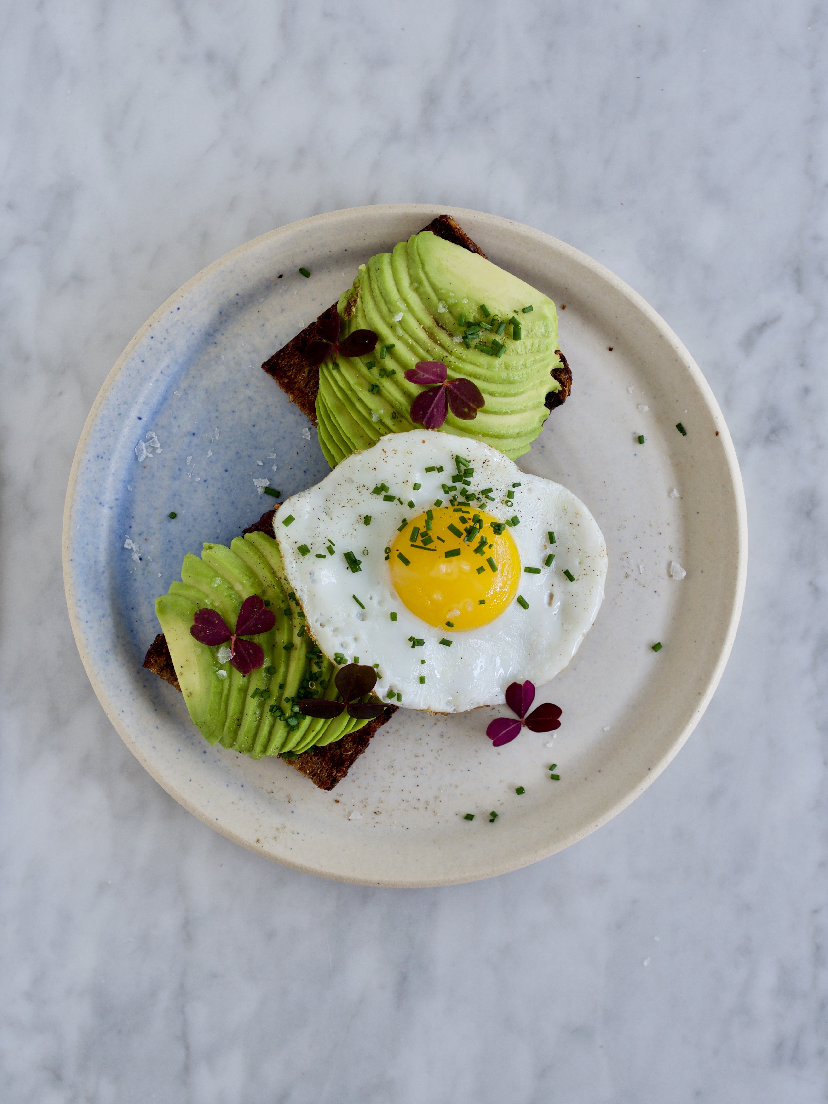 RISTET RUGBRØD MED SPEJLÆG OG AVOKADO – MonDay Bliss